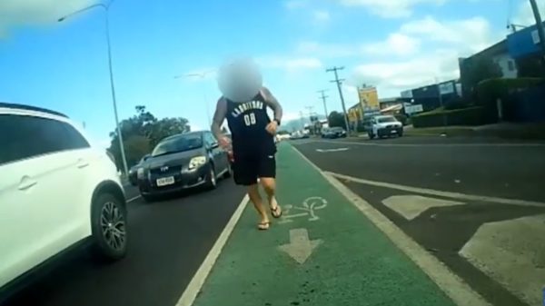 Automobilist op teenslippers werkt bijdehante fietser naar de grond