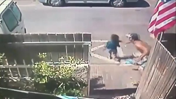 Superheld met bliksemsnelle reflexen redt het leven van een klein meisje