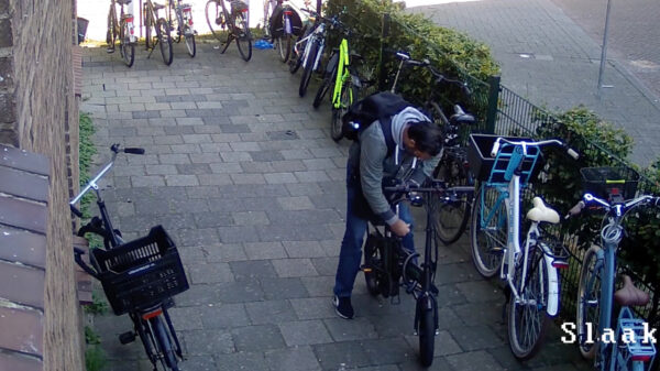 Opsporing verzocht: Man jat een E-bike op een school in Rotterdam-Kralingen