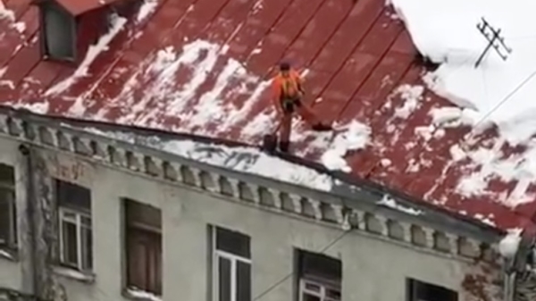 Russische sneeuwschuiver onderschat gladheid dak en valt meters naar beneden