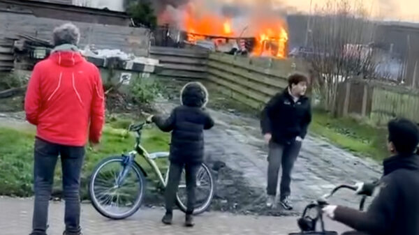 Video: Garagebox in Wolvega explodeert, buurtbewoners vermoeden vuurwerkopslag