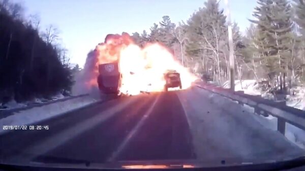 Heftig ongeluk in New Hampshire doet auto's exploderen