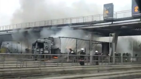 Vrachtwagenchauffeur slaat op de vlucht voor politie en rijdt opzettelijk de tolpoortjes in