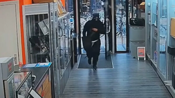 Zoekzoek: Overvaller winkel steekt klant in been in Groningen