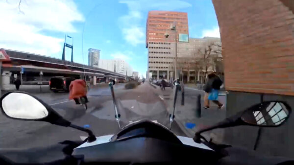 Busje met haast rijdt fietser bijna dood bij station Hollands Spoor in Den Haag