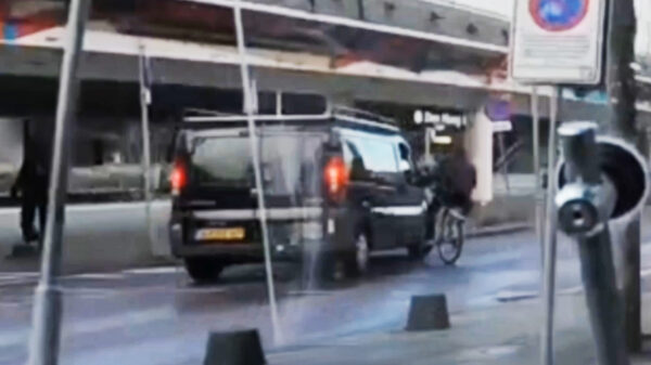 Busje met haast rijdt fietser bijna dood bij station Hollands Spoor in Den Haag