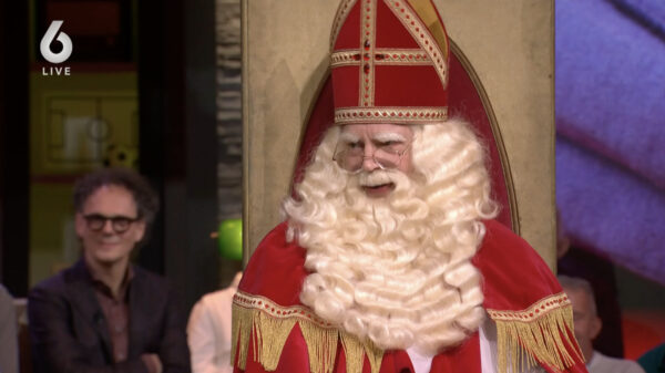 Sinterklaas ramt op z'n fatbike dwars door de muur van de Vandaag Inside-studio