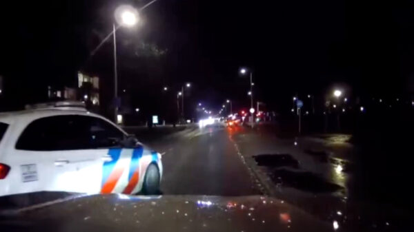 Instant karma voor automobilist die spookrijdend een stilstaande bus inhaalt