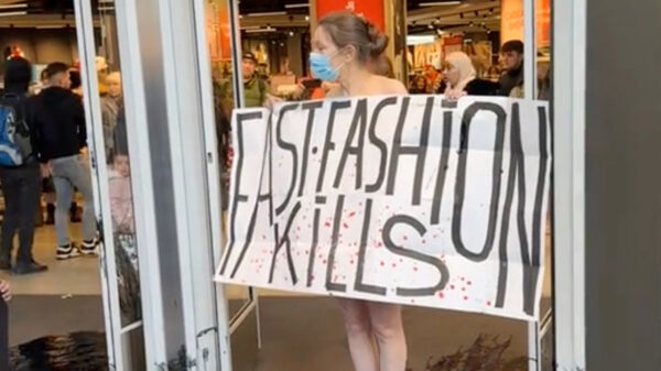 Demonstranten blokkeren ingang Primark in Den Haag, mensen winkelen rustig verder