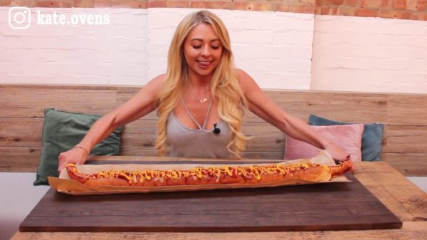 Kate Ovens werkt een hotdog van maar liefst 90 cm naar binnen