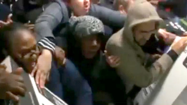 Beelden van Black Friday worden veel beter met commentaar van Richard Attenborough