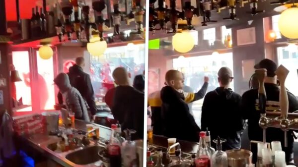 Beelden: Ajax-hooligans slopen café in Alkmaar aan na 2-1 nederlaag tegen AZ