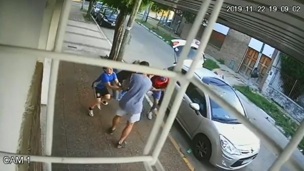 Dappere koter verdedigt zijn moeder tijdens een straatoverval in Argentinië