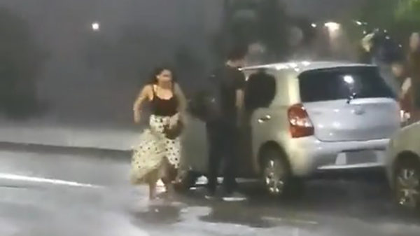 In de stromende regen er achterkomen dat er iets mis is met je auto