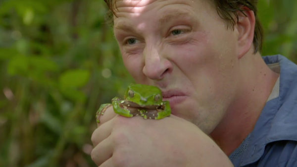 Hyperactieve Freek Vonk vindt een hele grote, dikke, vieze slang