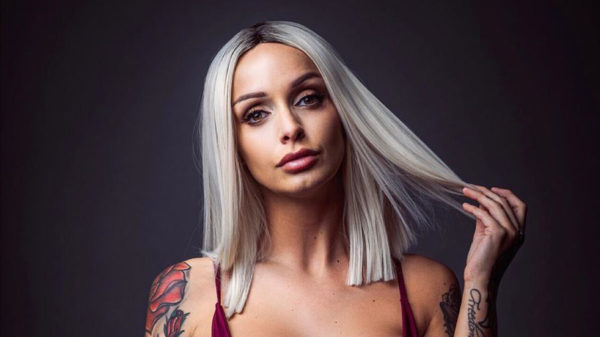 Na Milou is het nu de beurt aan Temptation Island's Pommeline voor een pikante fotosessie