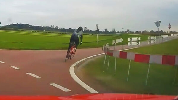 Asociale wielrenner denkt dat de weg van hem is en blokkeert passerende automobilist