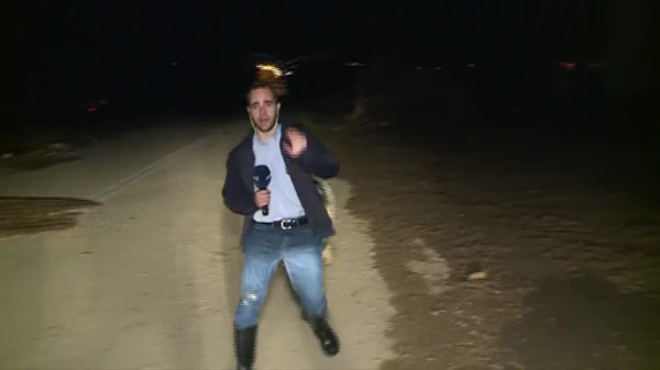 Doodsbenauwde reporter wordt achtervolgd door dikke zeug