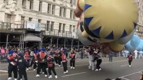 Beste idee van de week: op een winderige dag met een supergrote ballon paraderen