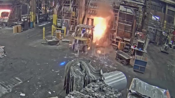 Wat er gebeurt als je nat metaal in een smeltoven kiepert