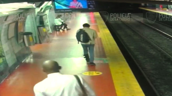 Smartphonezombie te druk met appen en pleurt zo op de treinrails