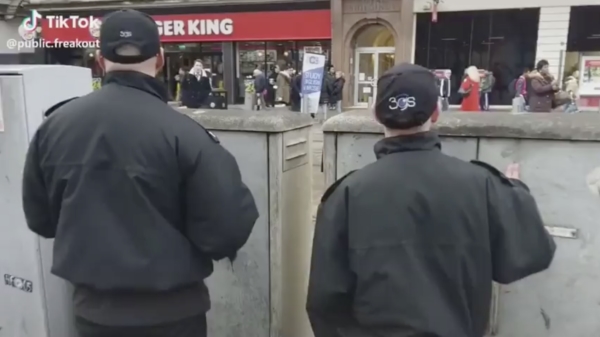 Sneuheid ten top: security in Manchester probeert rokers te betrappen op weggooien van peuken