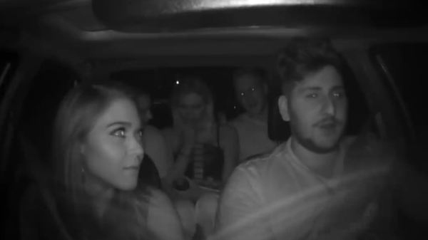 's Werelds meest irritante Uber-passagier wordt met haar vrienden uit de auto gezet