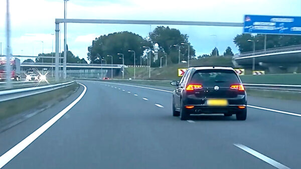 Snelheidsduivel racet met 215 km/u over de A59 en mag meteen zijn rijbewijs inleveren