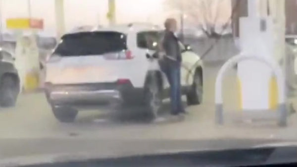 Deze dame maakt van het tanken een behoorlijk benzineballet