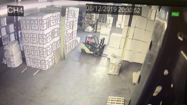 Zijn eerste dag als heftruckchauffeur is waarschijnlijk ook zijn laatste