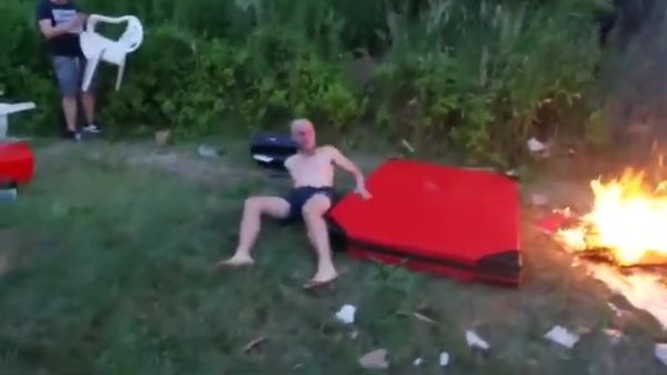 Frontflip over een kampvuur eindigt met een prachtige scorpion