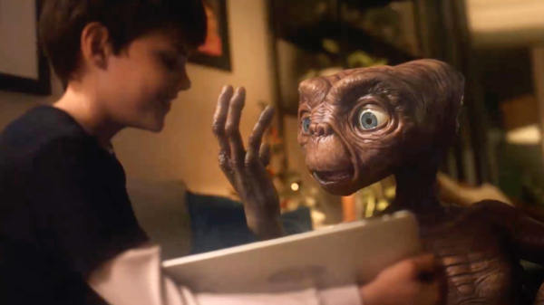 E.T. komt na 37 jaar weer thuis voor de feestdagen in deze geniale kerstcommercial