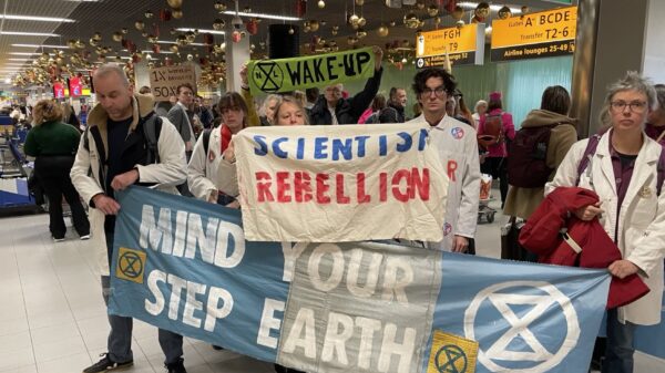 Extinction Rebellion zorgt voor chaos op Schiphol: bijna 100 demonstranten gearresteerd