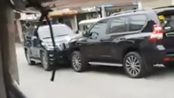 Landcruisers testen wie de krachtigste motor heeft tijdens een roadrage-duel