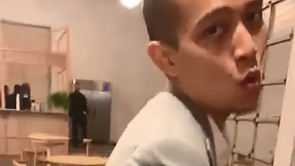 Kerel probeert indruk te maken met een apart dansje