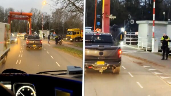 Auto crasht op spectaculaire wijze op een brug in het Brabantse Beek en Donk