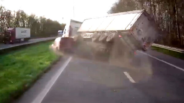 Belgisch busje haalt via vluchtstrook in en veroorzaakt een bizarre crash met vrachtwagen