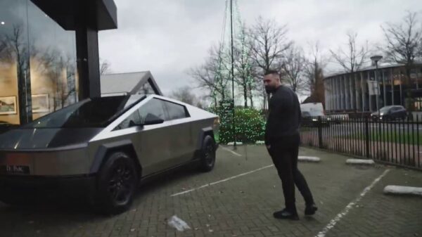 Kosso scoort eerste Cybertruck van € 200.000,- in Nederland, maar vindt 'm spuuglelijk