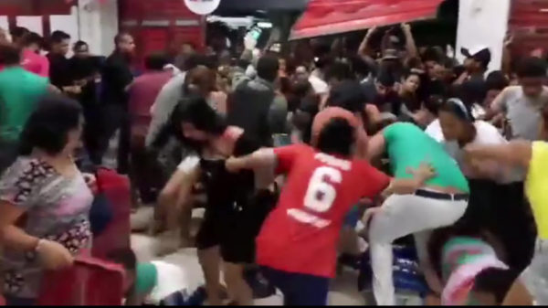 Vechtpartijen en geschifte koopjesjagers: Black Friday was weer een complete chaos