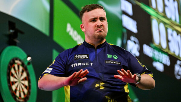 Luke Littler gooit bizar record: Hoogste setgemiddelde ooit op het PDC World Darts Championship!