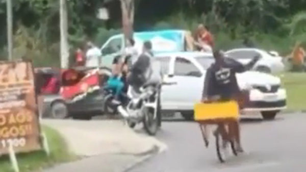Fietser wordt getackeld door hobbelweg