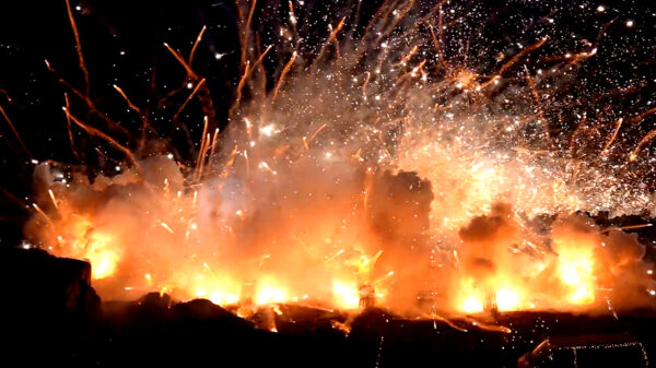 Finse vuurwerkfreaks creëren krankzinnige vuurwerkshow met 9.000 raketten