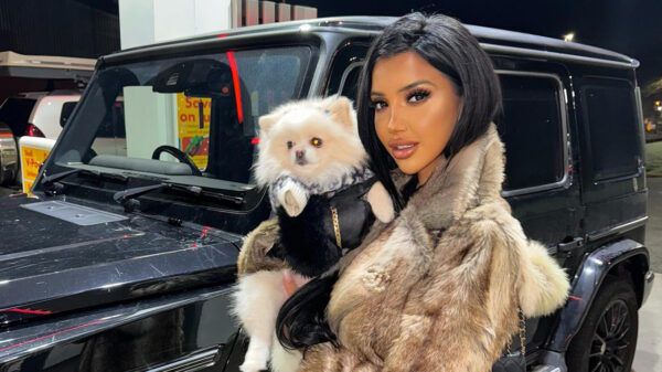 Voormalig X factor-kandidate Chloe Khan creëert AI-kloon van zichzelf en verdient miljoenen op 'AlleenFans'