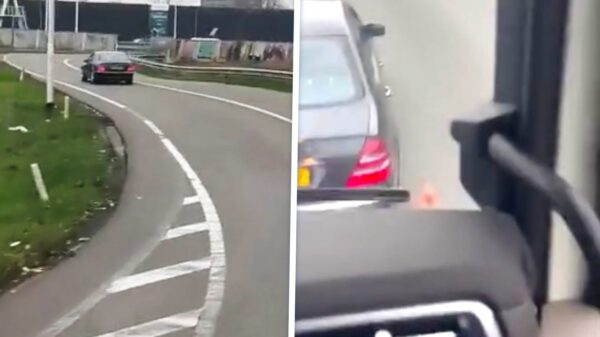 Tokkie in Mercedes trakteert vrachtwagen op ordinaire brake check en veroorzaakt bijna een klapper