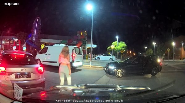 Automobilist krijgt klappen van Vin Diesel omdat hij naar zijn vriendin toetert