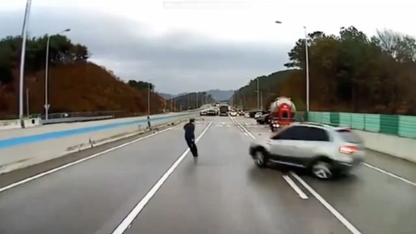 Koreaan doet er alles aan om kettingbotsing te voorkomen