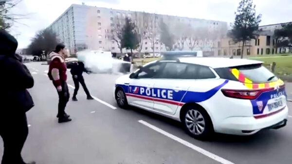 Franse politie wimpelt relschoppers af met een lading peperige eau de cologne