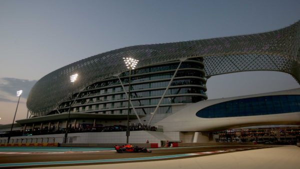 Hamilton wint de laatste GP van dit seizoen, Verstappen pakt keurige P2