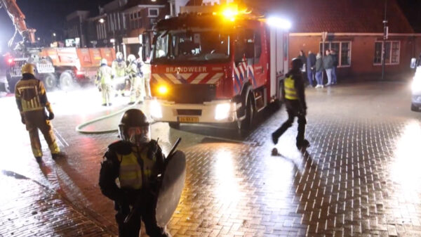 Politie bekogeld met stenen in Friesland tijdens jaarwisseling, tiener gearresteerd