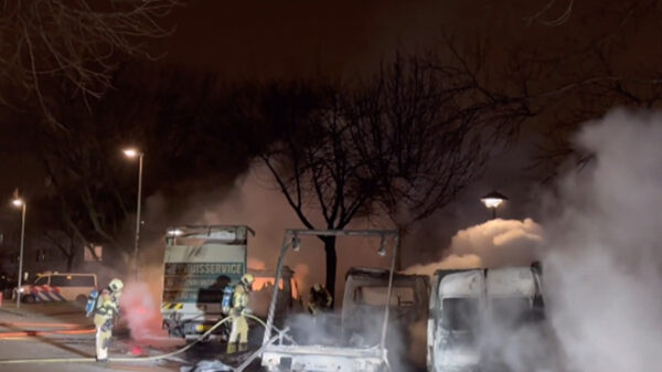 Wrakken stapelen na Nieuwjaarsnacht vol autobranden: 'Morgen staan hier veel verdrietige eigenaren'